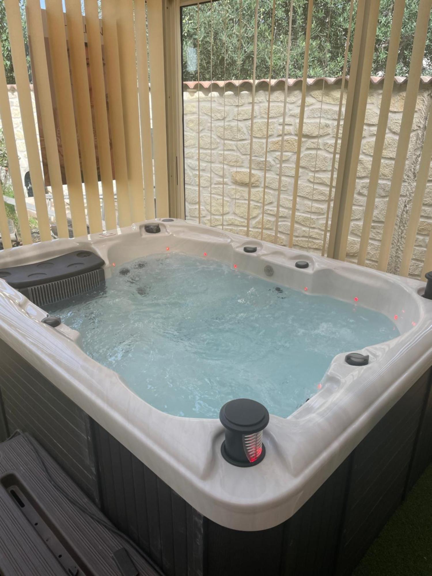 Houdarling Chalet Et Spa Hammam Jacuzzi Et Sauna Nîmes Exterior foto